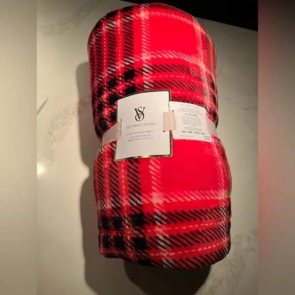 NWT Victoria’s Secret plush Red Plaid throw/Blanket. 50”x 60”. - Picture 1 of 7